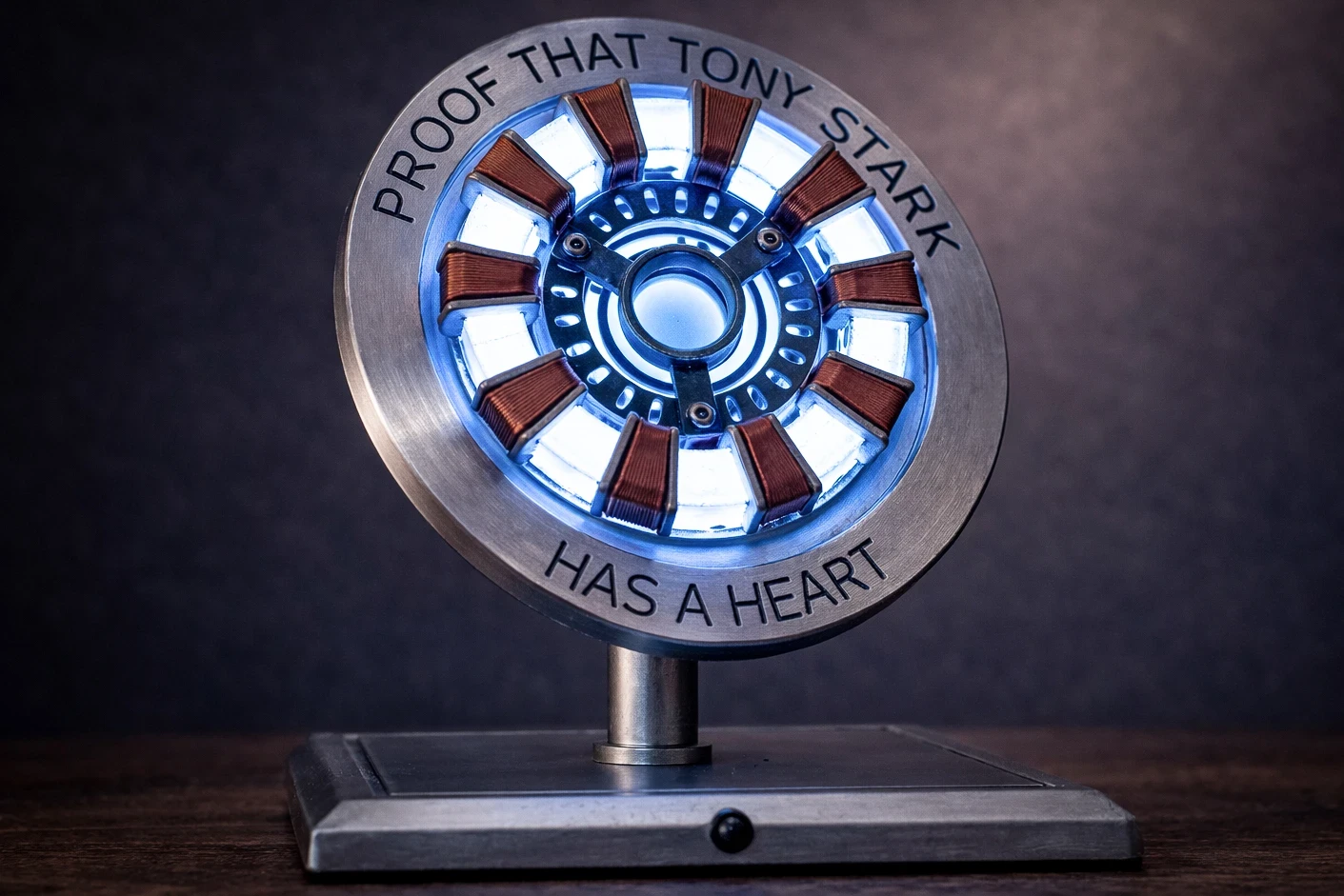 Tamamlanmış ve aydınlatılmış Arc Reactor objesi